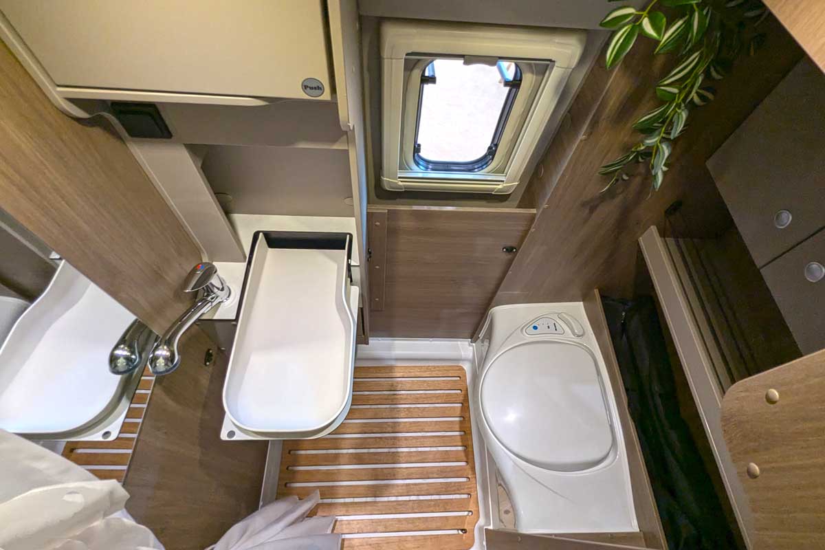 Bad mit Klappwaschbecken