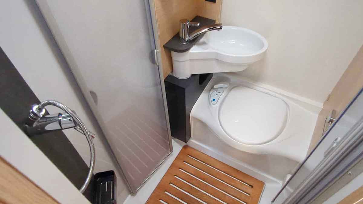 Bad mit Banktoilette