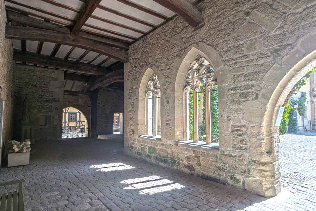 Gotische Fensterbogen in der Kuluturlandschaft Tübingen