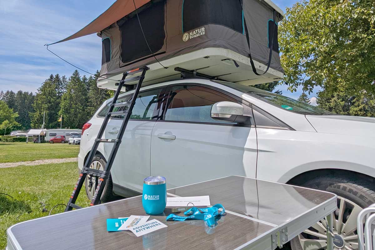 Campingtisch vor Mini-Camper