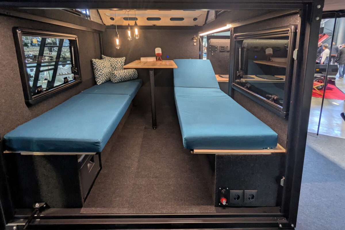 Zwei Einzelbetten in Transportbox