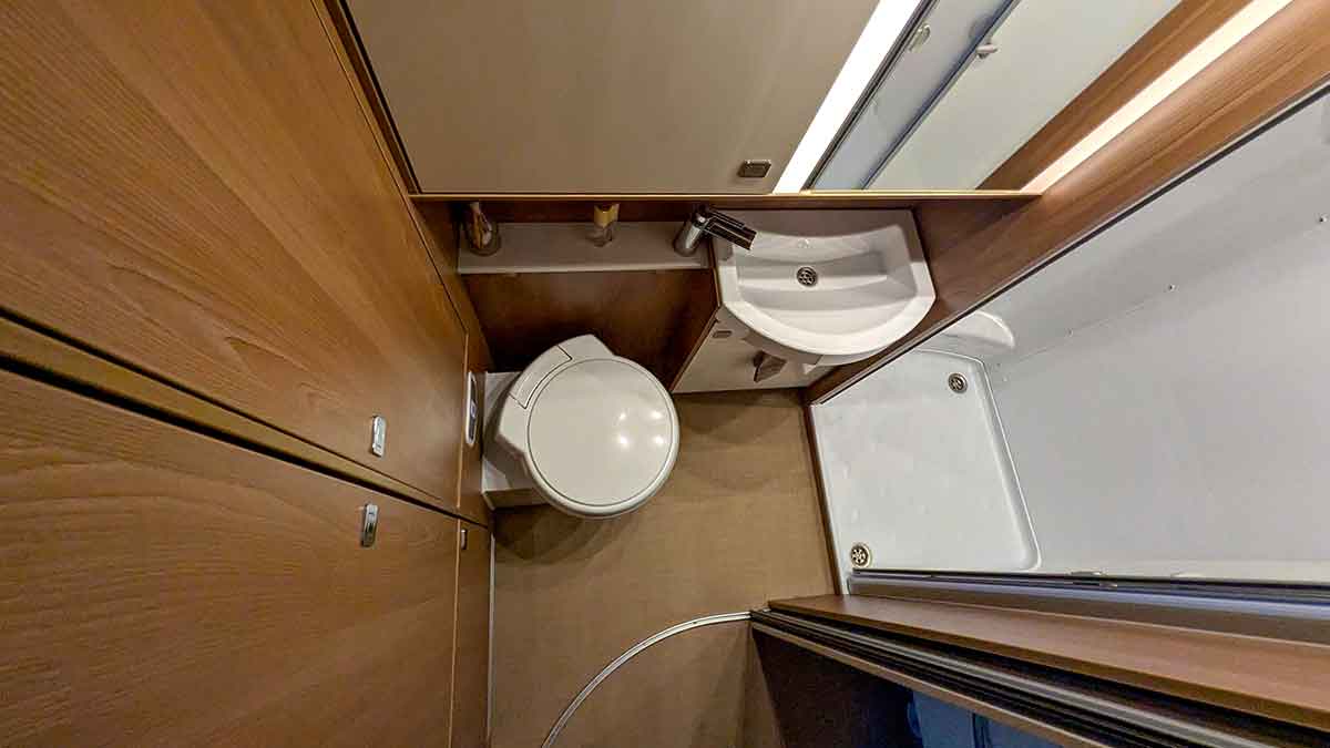 Heckbad mit Toilette, Dusche und Schrank