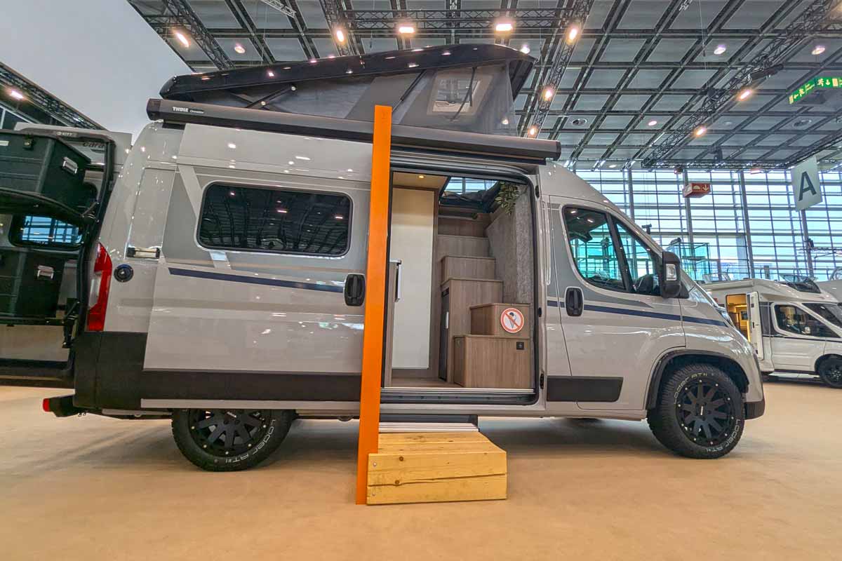 Kurzer Campervan mit Treppe ins Klappdach