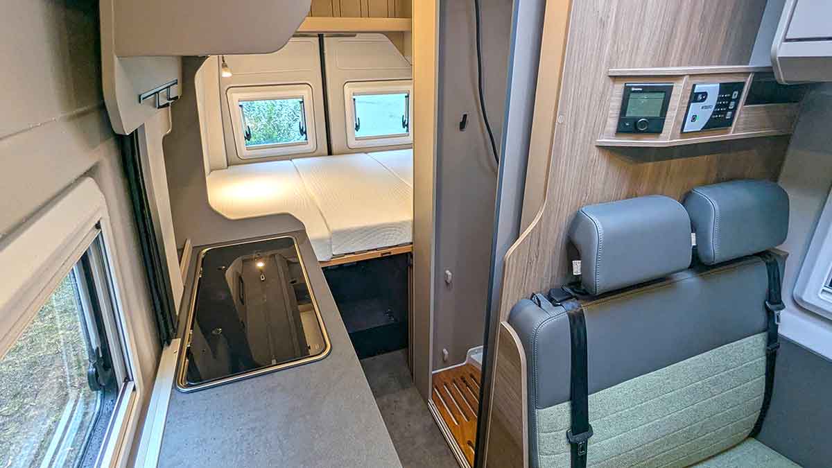 Durchsicht im Interieur des Carado CV595 X-Edition