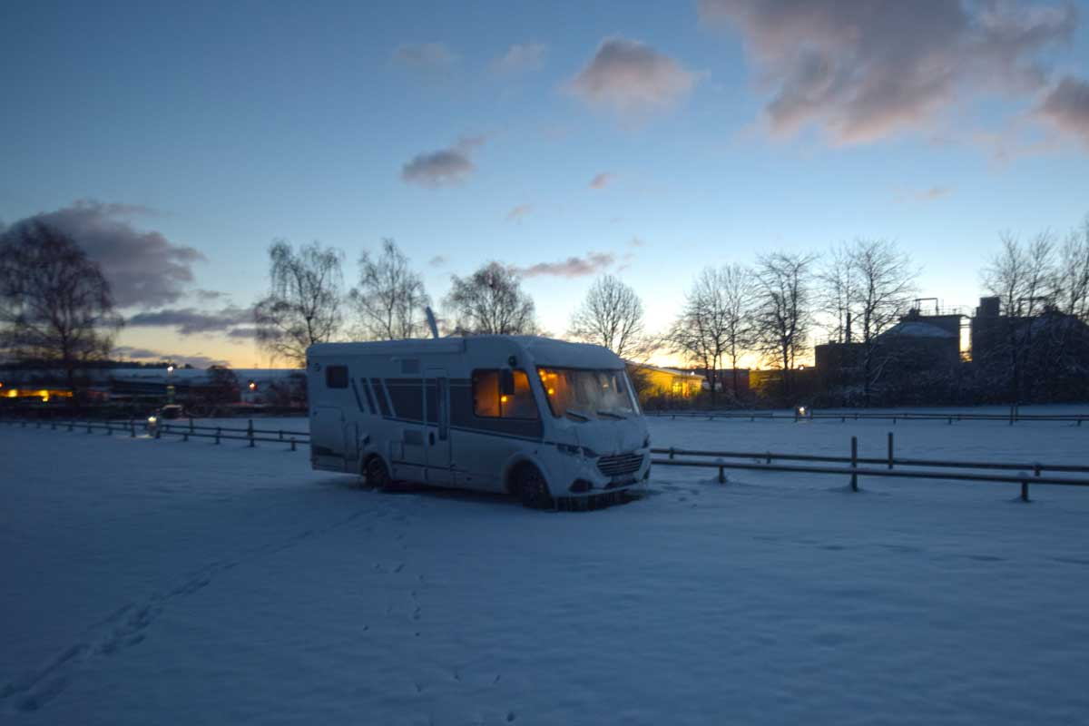 Carado I 338 im Überraschungs-Schnee