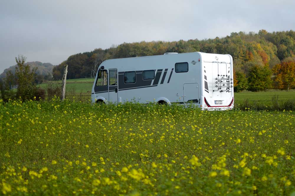 Wohnmobil auf Feldweg