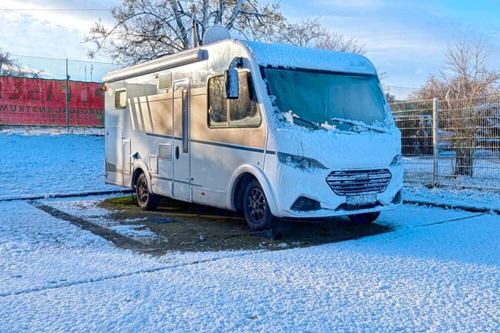 Wohnmobil beim Wintercamping