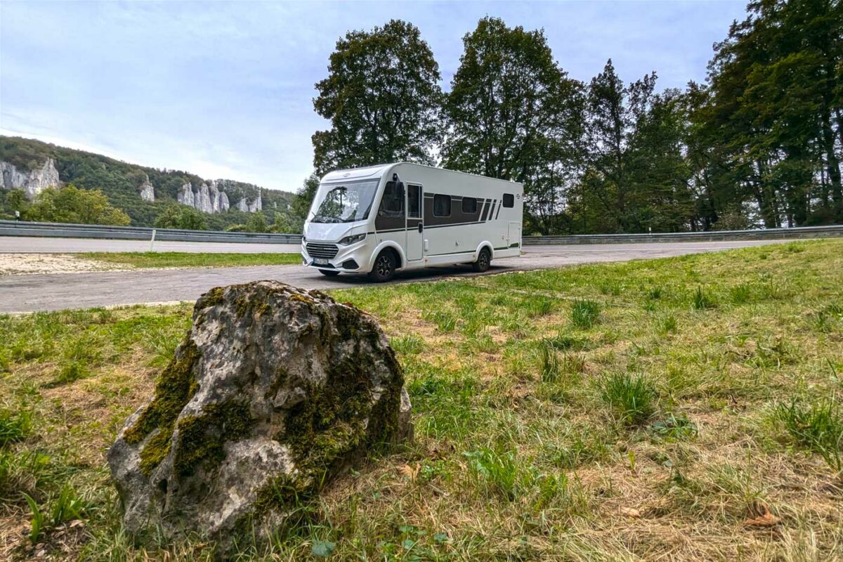 Wohnmobil in Felslandschaft