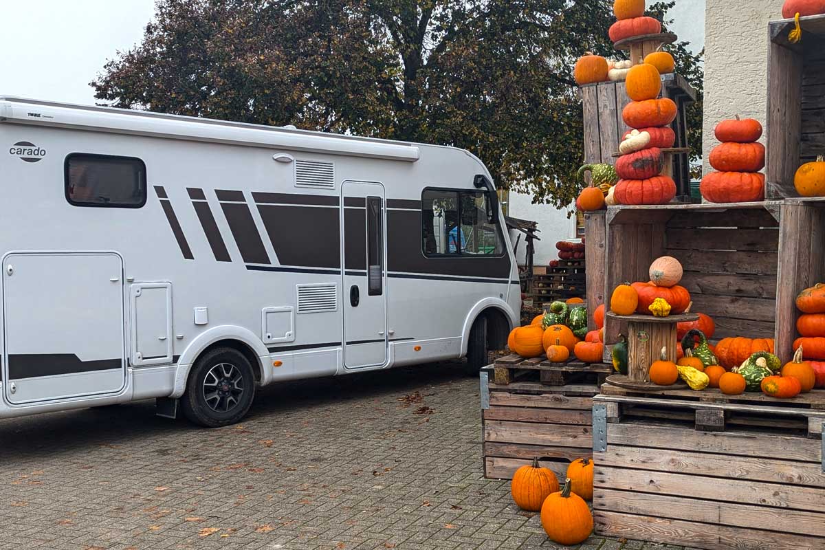 Wohnmobil neben aufgestapelten Küsbissen