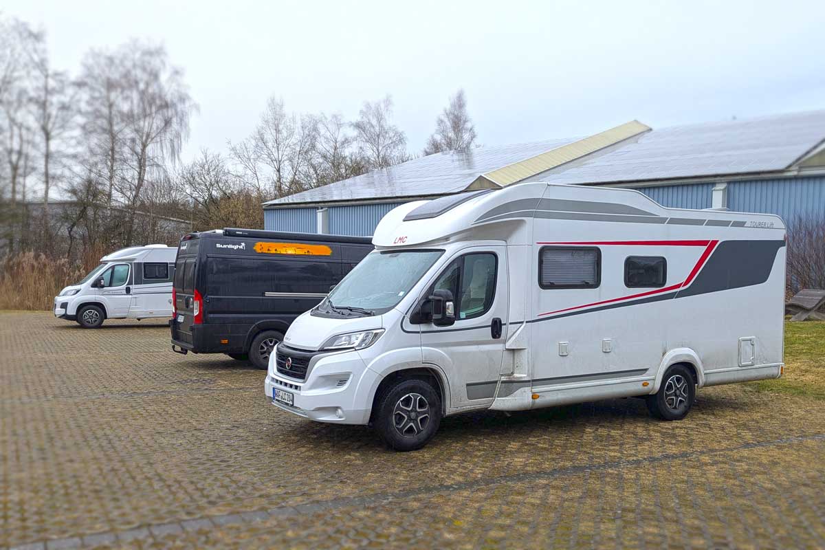 Drei Wohnmobile