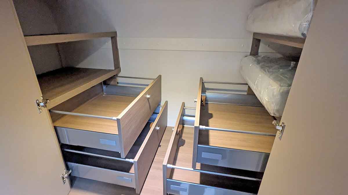 Schubladen im großen Schrank