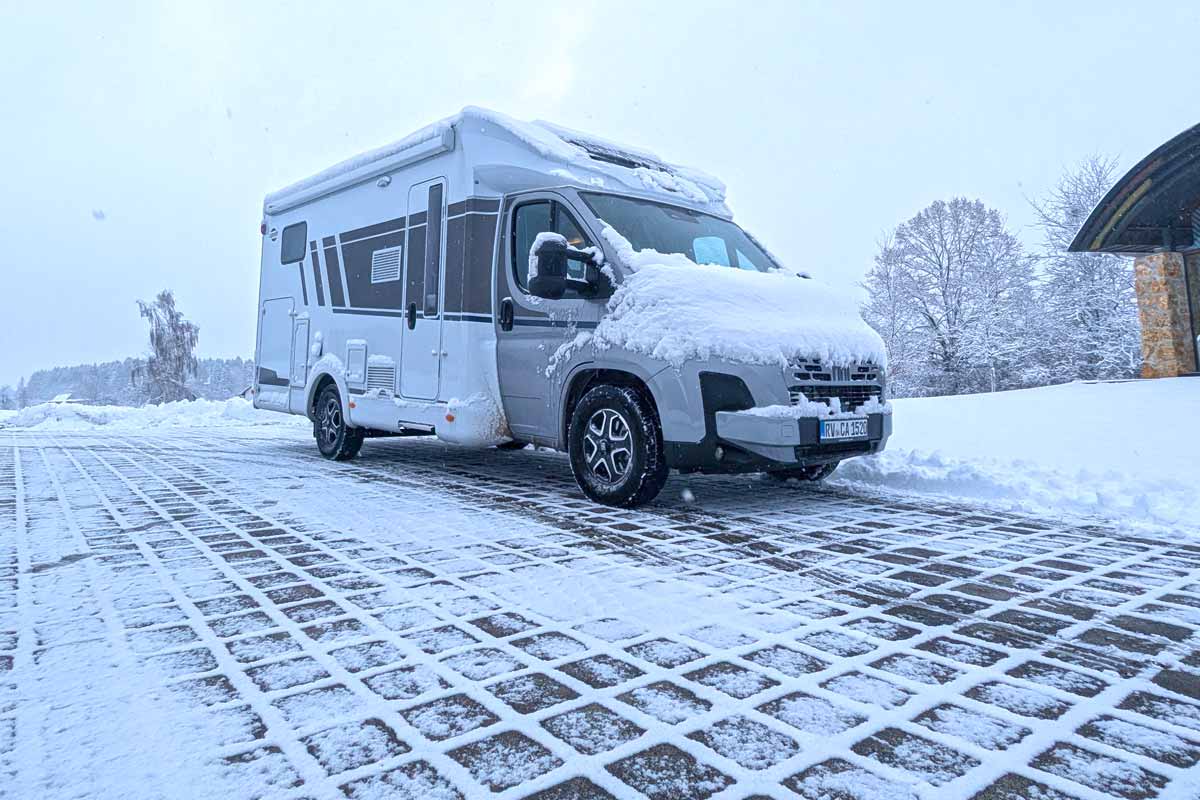 Zugeschneites Wohnmobil