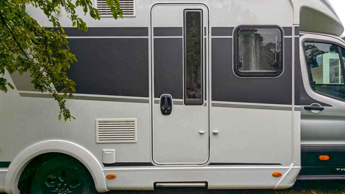 breite AUfbautür mit Fenster im Carado T457