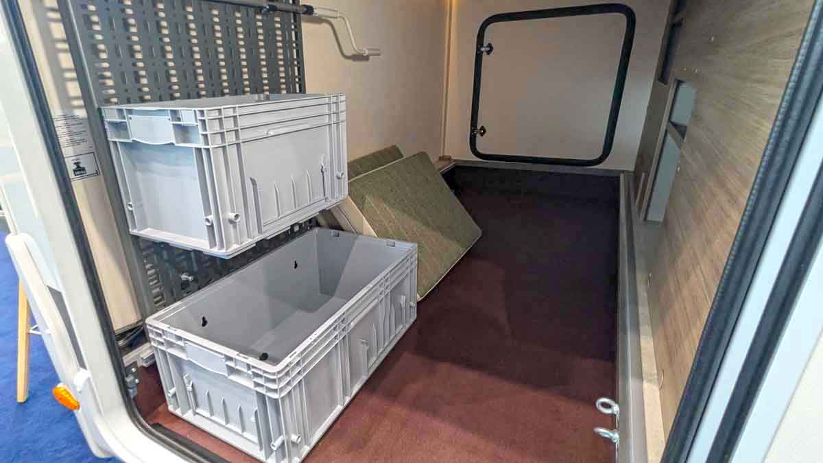 Garage mit Transportkisten