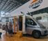 Carado V339 pro+: schmaler, teilintegrierter Camper mit Queensbett