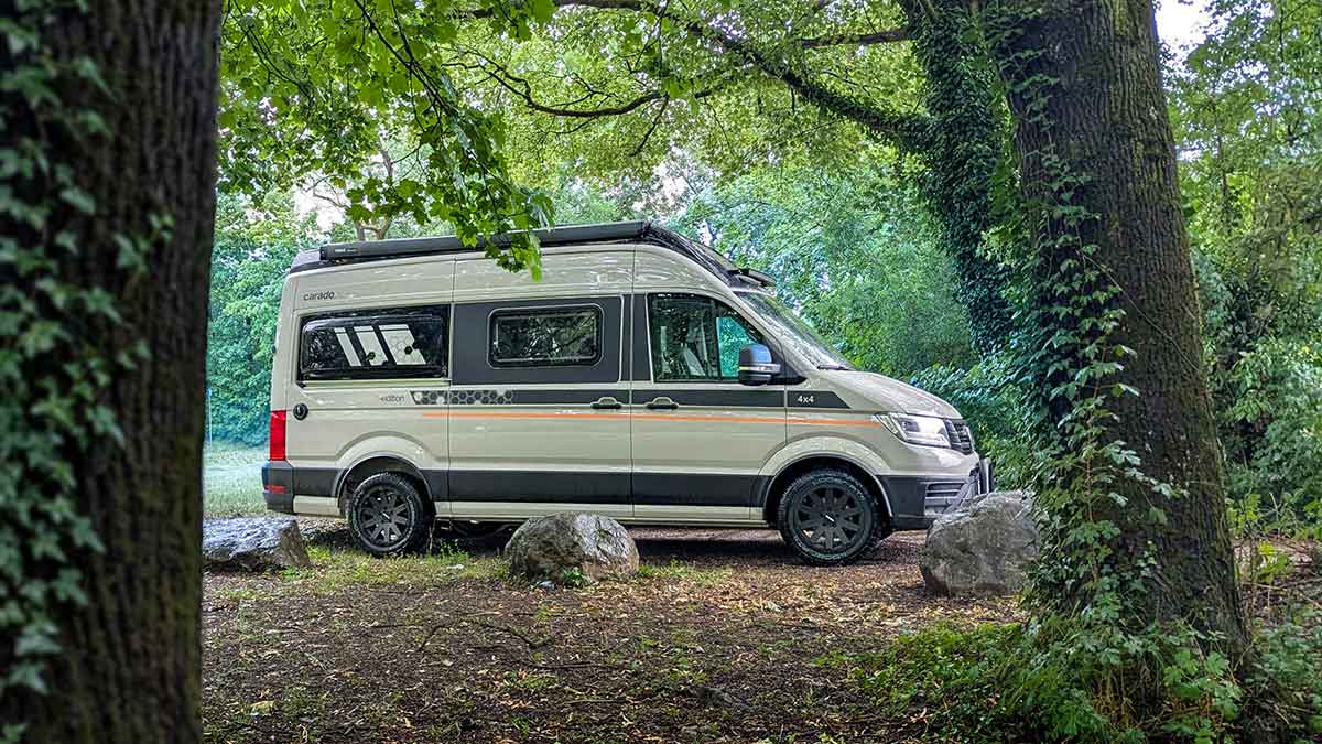 Carado CV595 X-Edition im Wald bei Testfahrt