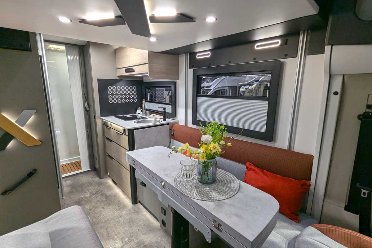 Interieur im Challenger Electrix X150