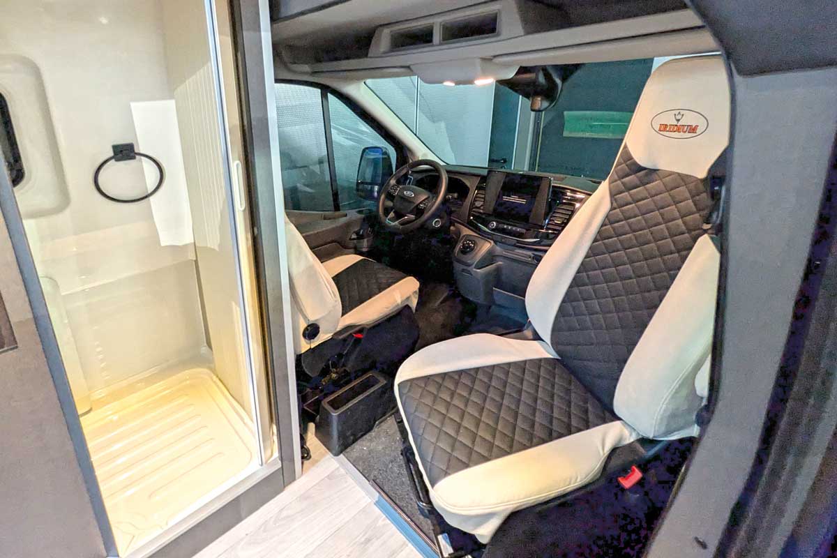 Cockpit im Iridium e-V25 Elektro Campervan