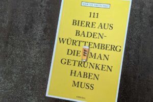 Buch auf Fliesen
