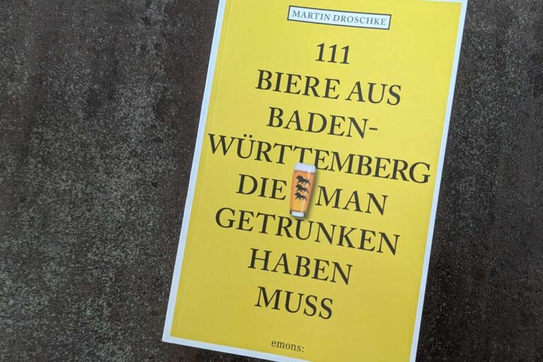 Buch auf Fliesen
