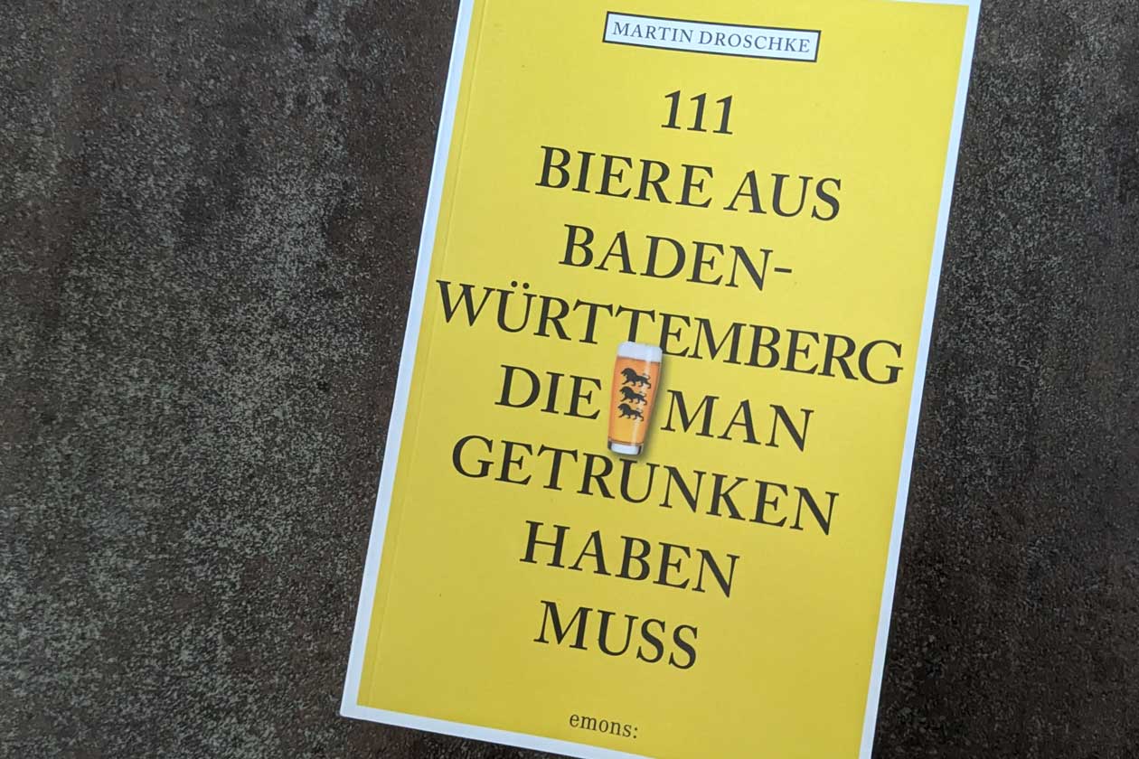 Buch auf Fliesen