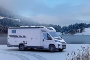 Crosscamp EXPDN 7.4 D: komfortabler Vanlife-Teilintegrierter mit Queensbett