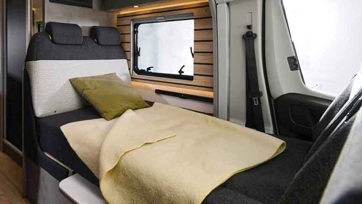 Notbett in Sitzgrupee