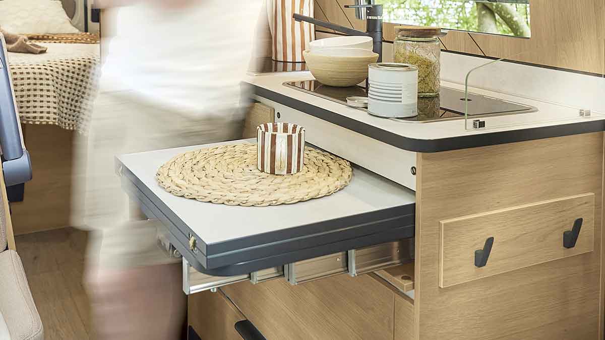 Ausziehbarer Tisch im Küchenblock