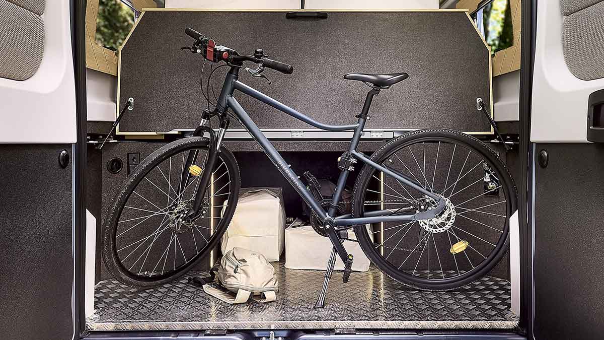 Stauraum im Heck mit stehendem Fahrrad