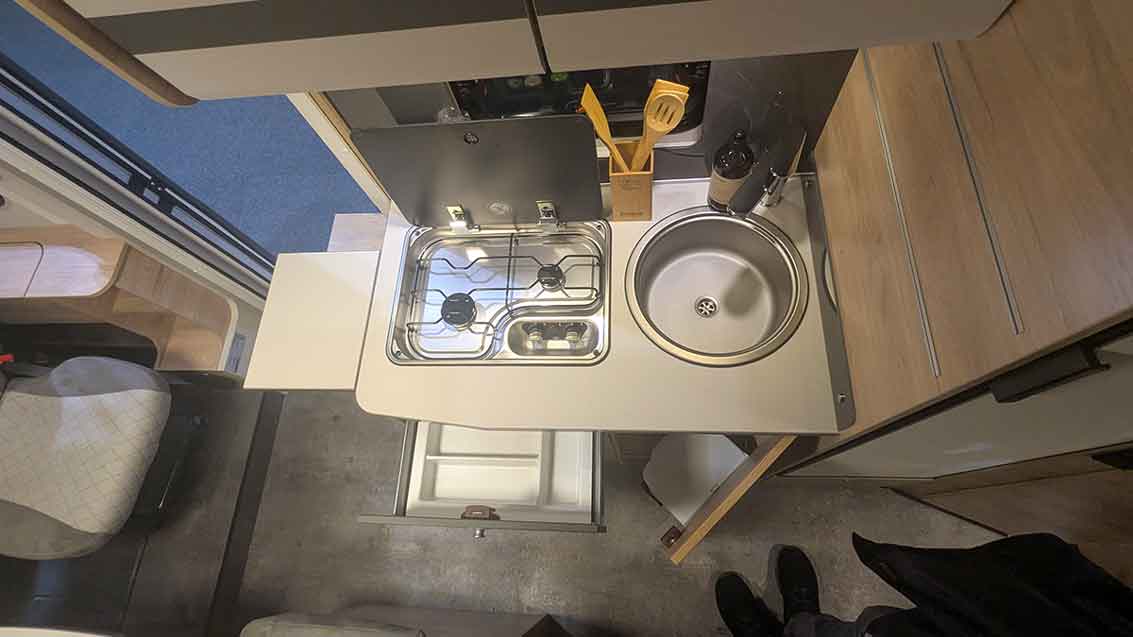 Küchenblock mit geöffnetem Mobiliar