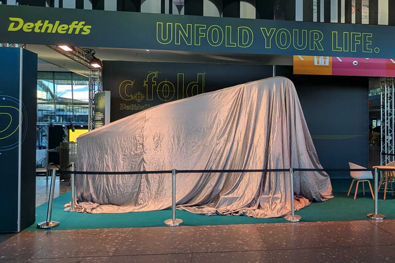 Caravan Dethleffs c.fold verhüllt auf der CMT 2026