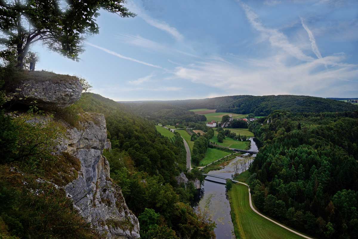 Wanderweg Donaufelsengarten mit Blick aufs Donautal nach Sigmaringen-Gutenstein