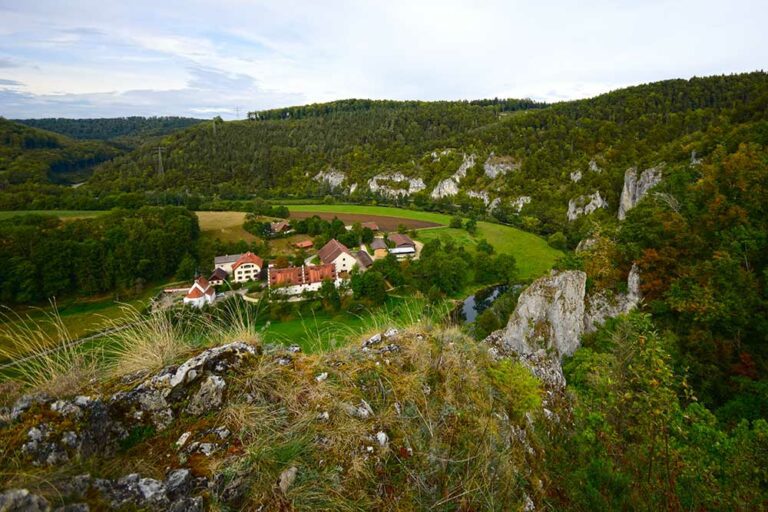 Auf dem Wanderweg Donaufelsengarten Blick vom Rabenfelsen