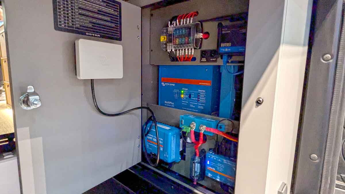Fach mit Bordtechnik