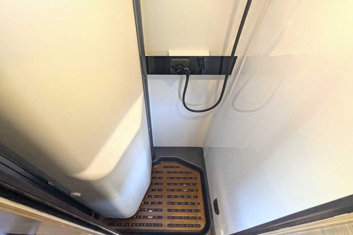 XL Bad mit ausgebuchteter Schwenkwand