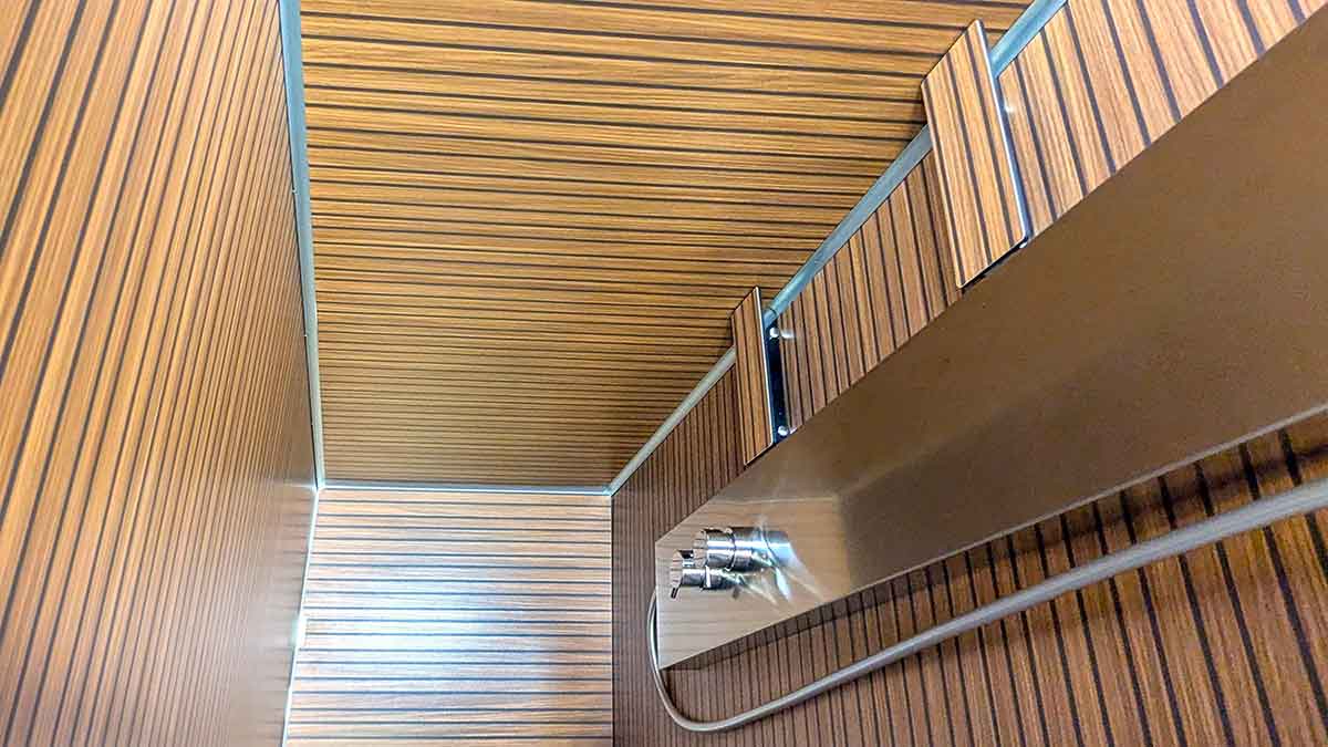 In Holzoptik verkleidetes Bad