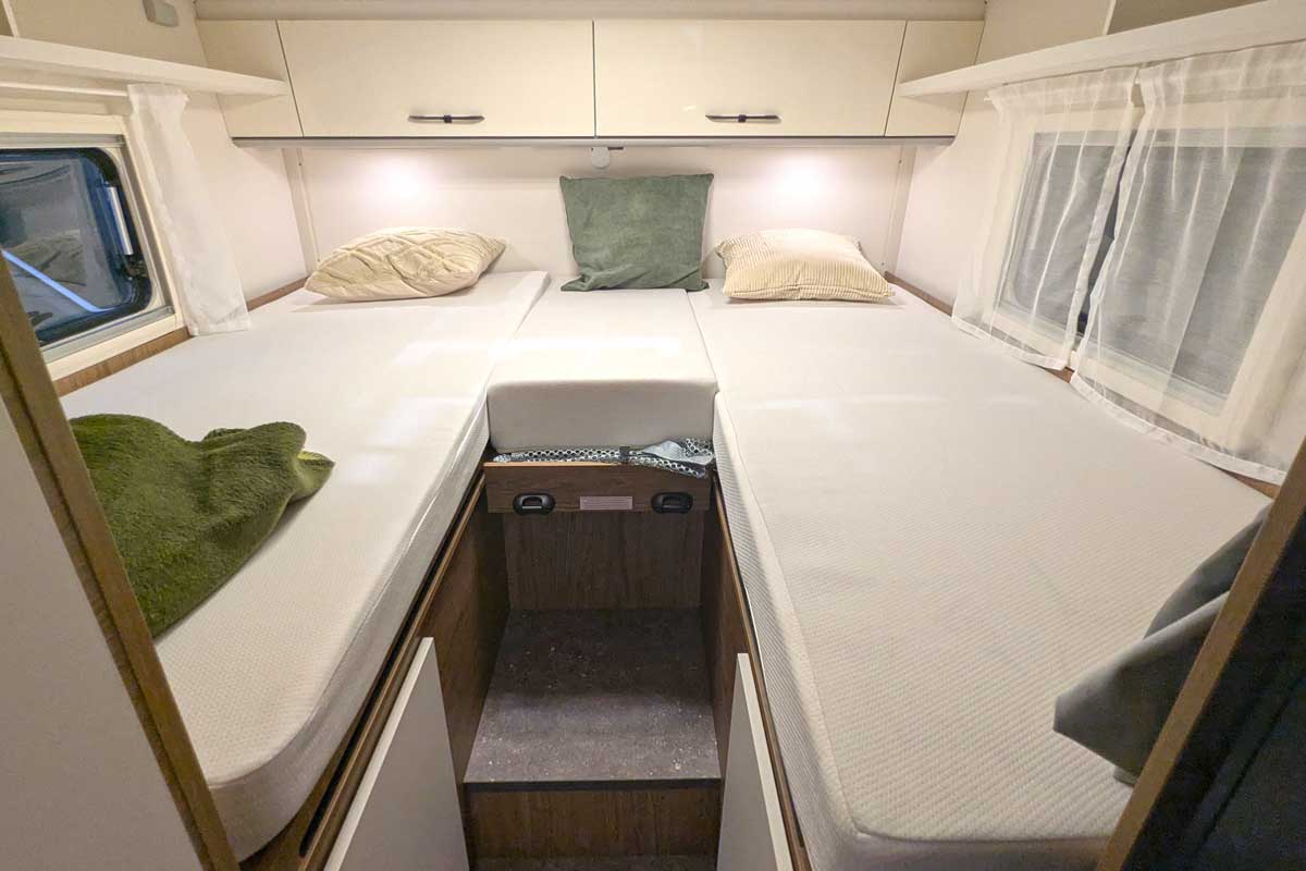 Längs-Einzelbetten im Heck