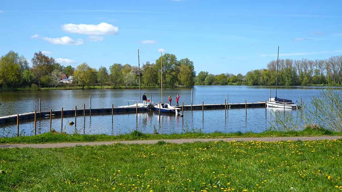Schiffe am Flussteg im Elbe-Weser-Dreieck