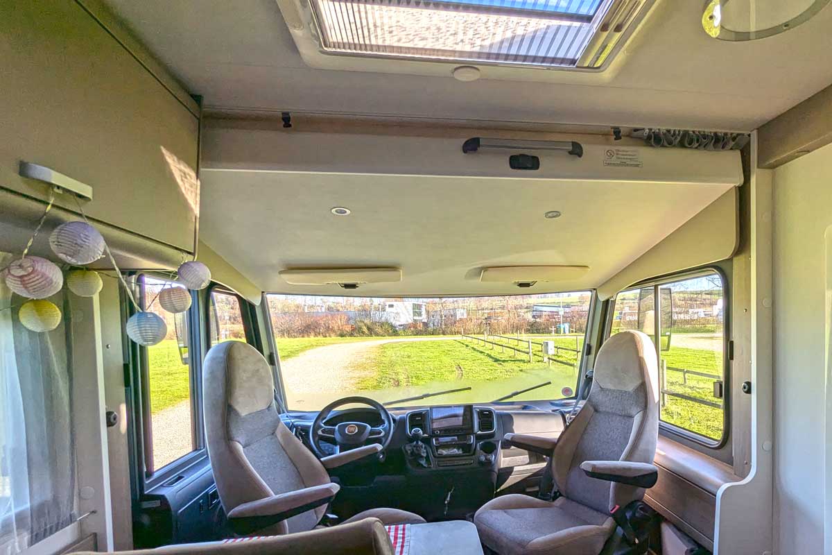 Ducato-Cockpit im Carado I 338