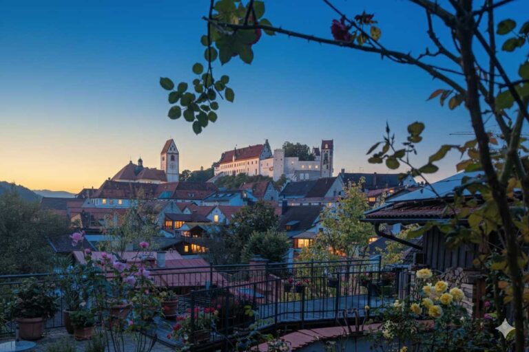 Blick auf Restaurants in Füssen bei Abendlicht