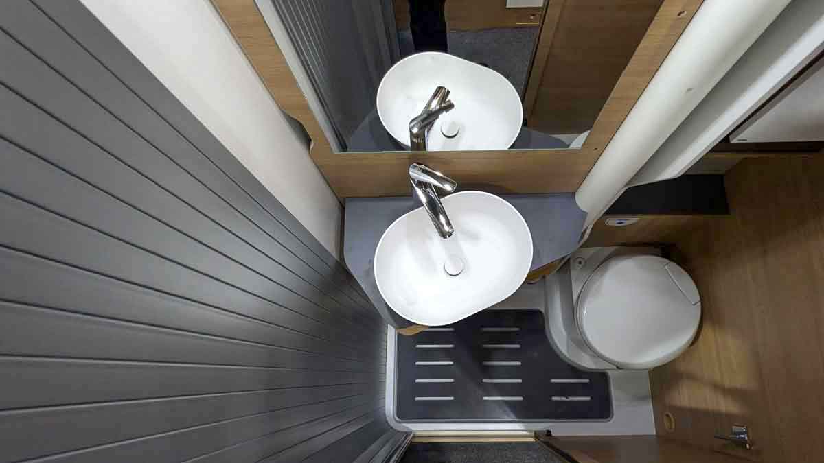vario-Bad mit WC und Waschbecken