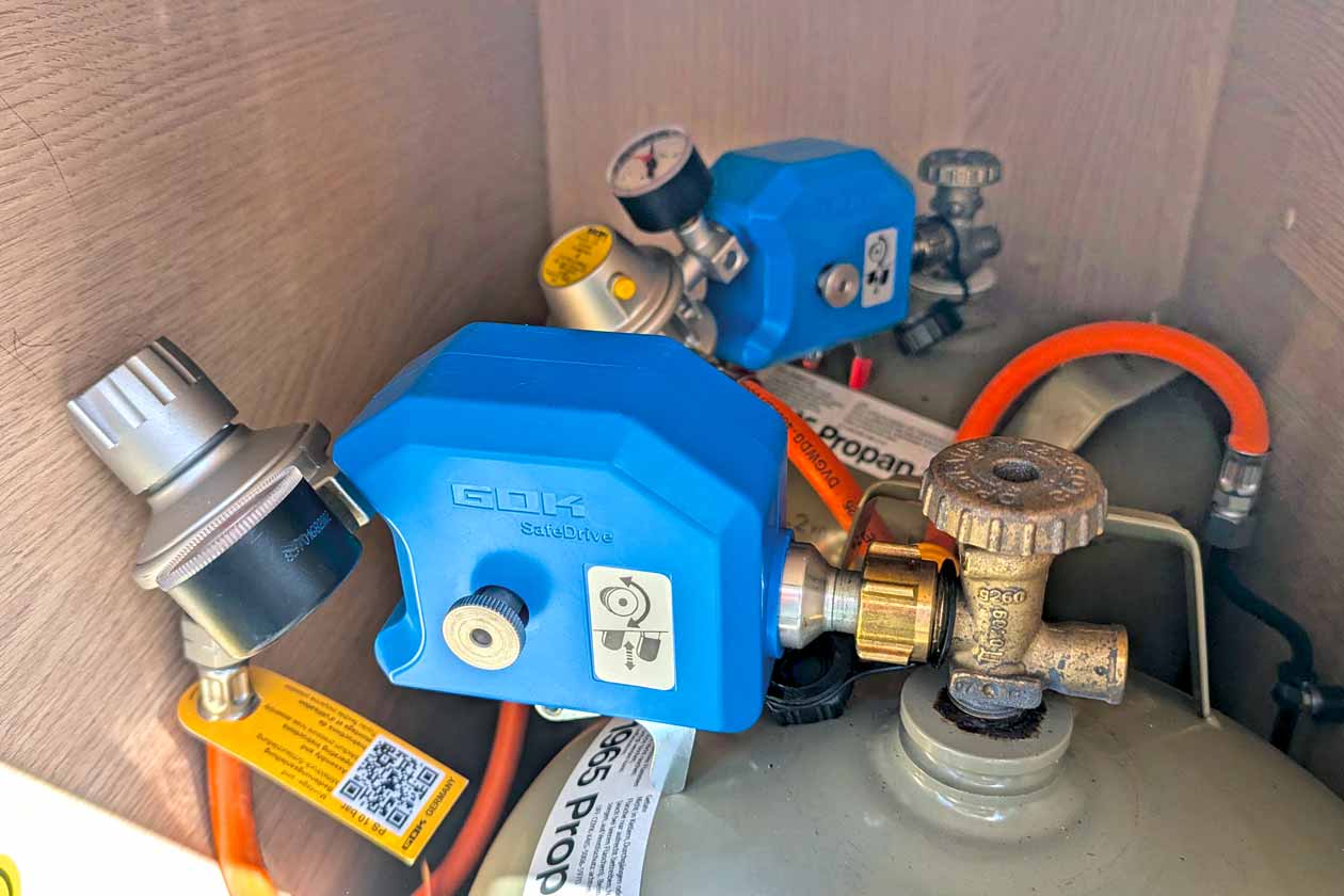 Crash-Sensor im Gaskasten