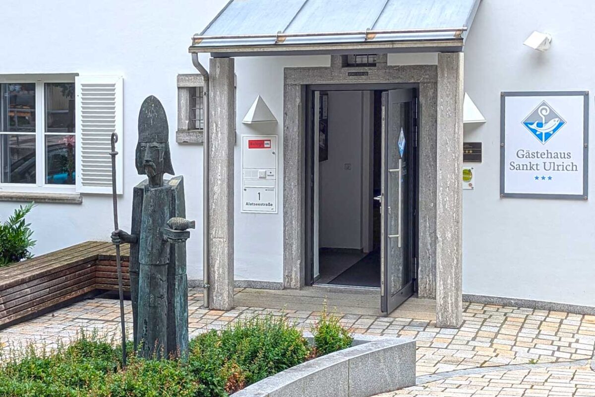 Statue mit Bischofsstab, Buch und Fisch