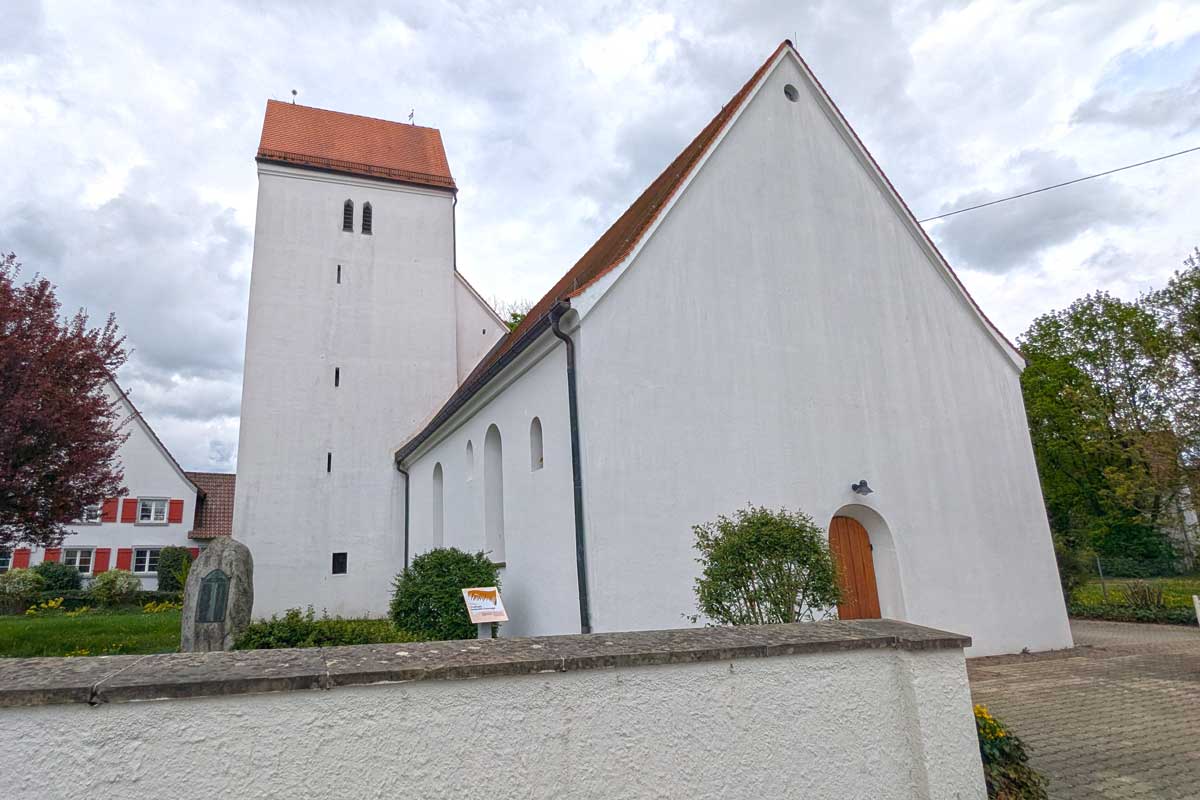 St. Leonhards-Kirche Gaisbeuren mit Gedenktafel