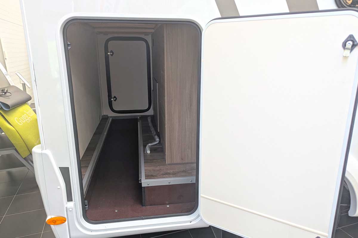 schmale Garage im Carado v132