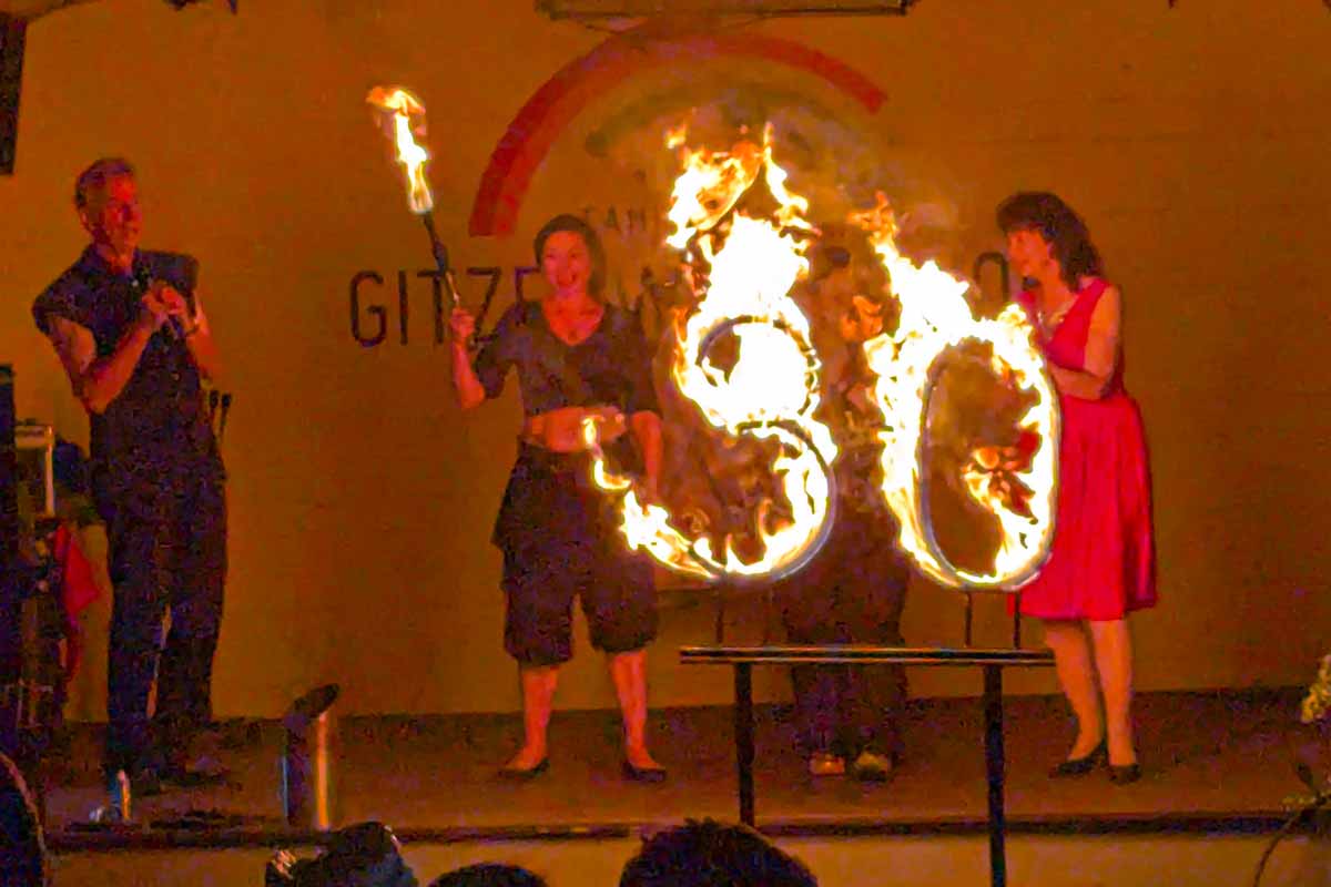 Feuershow mit brennender 30