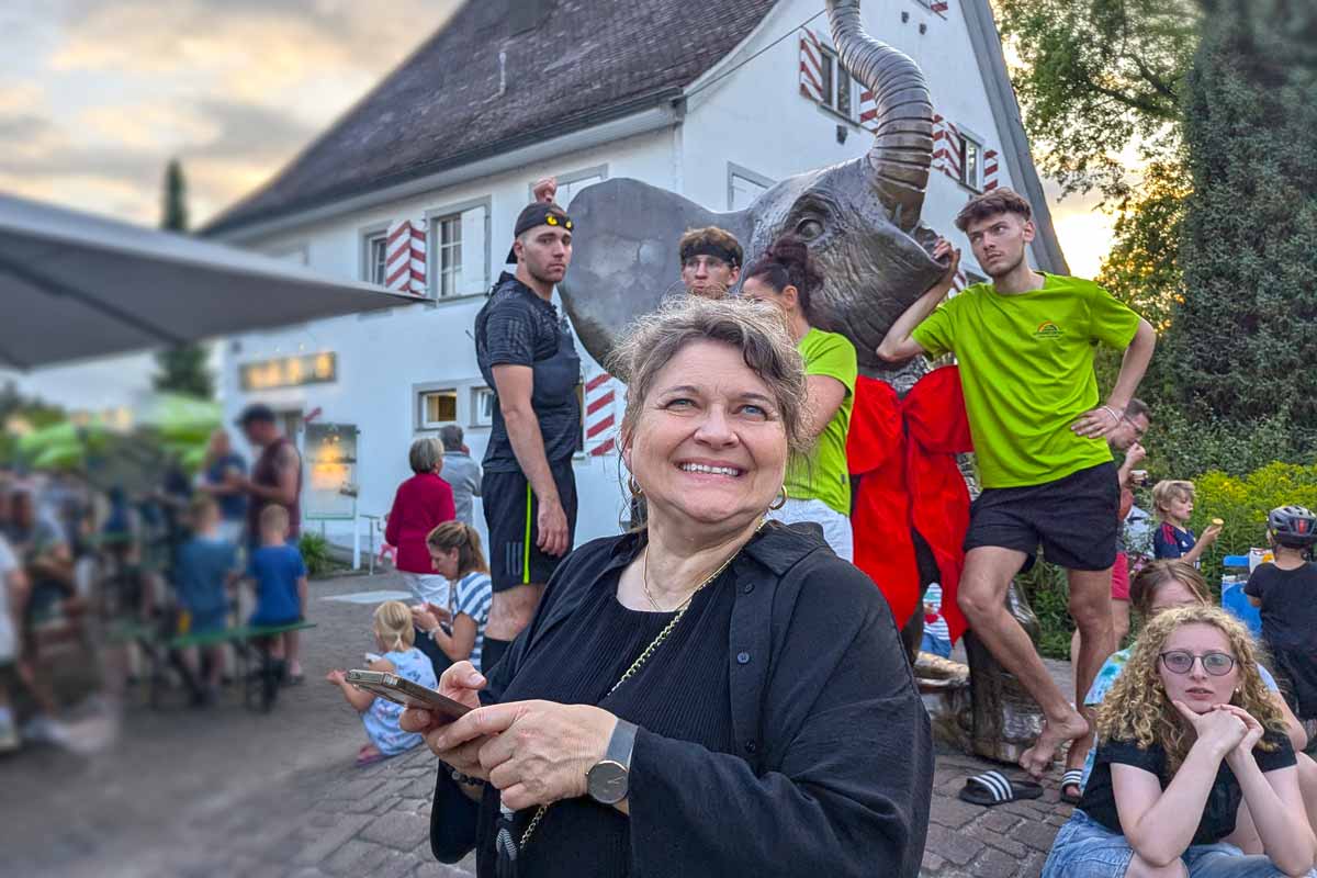 Heidrun Müller auf dem Gitzenweiler Hof mit Skulptur von Imre Varga.