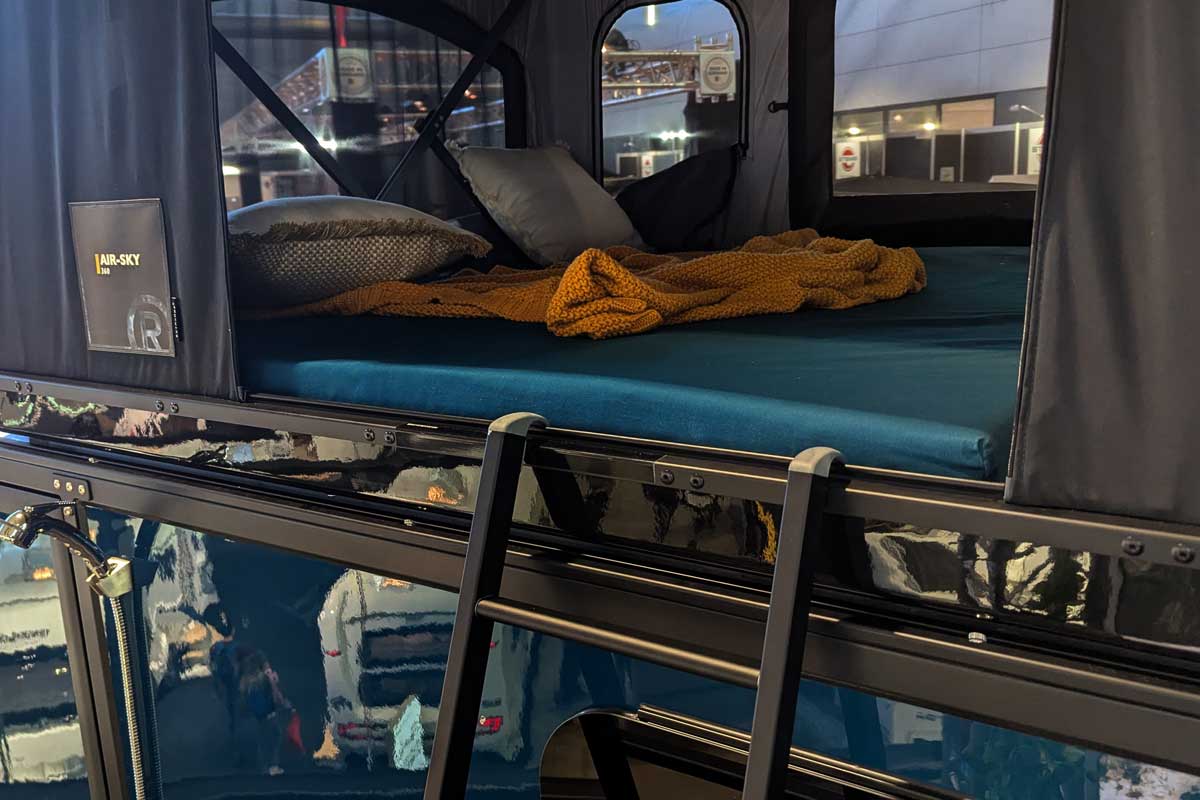 Einstiegsluke ins Dachzelt