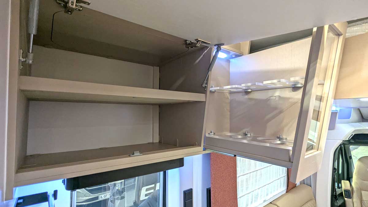 Hochschrank mit Glasauszug