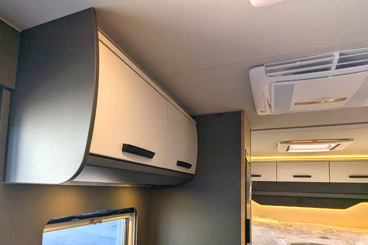 Hochschrank mit gerundeten Fronten